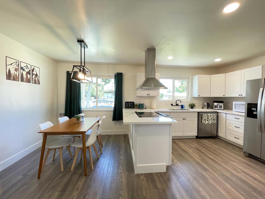 725 W Rialto Ave, Fresno, CA 93705