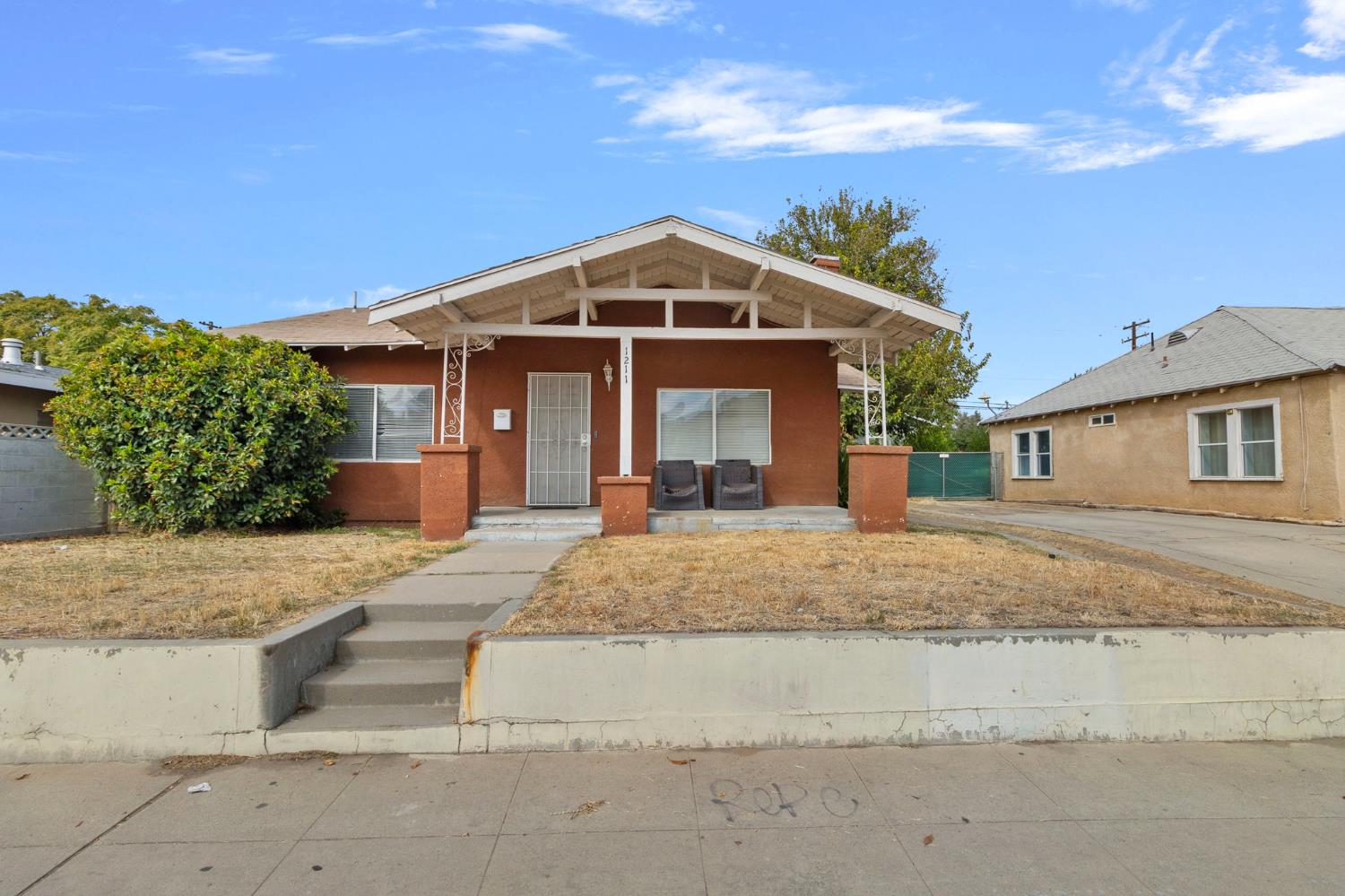 1211 E Clinton Ave, Fresno, CA 93704