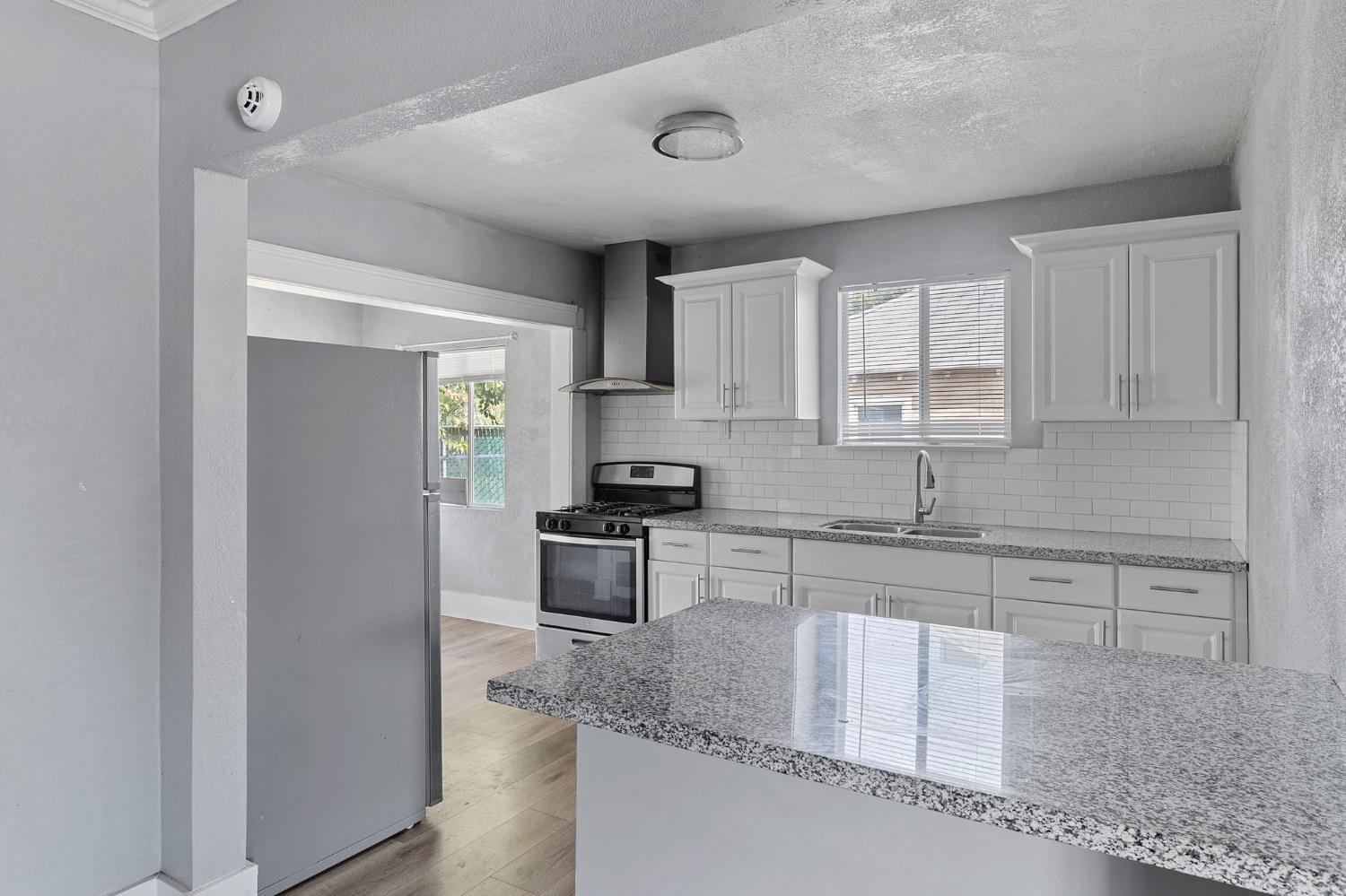 1211 E Clinton Ave, Fresno, CA 93704