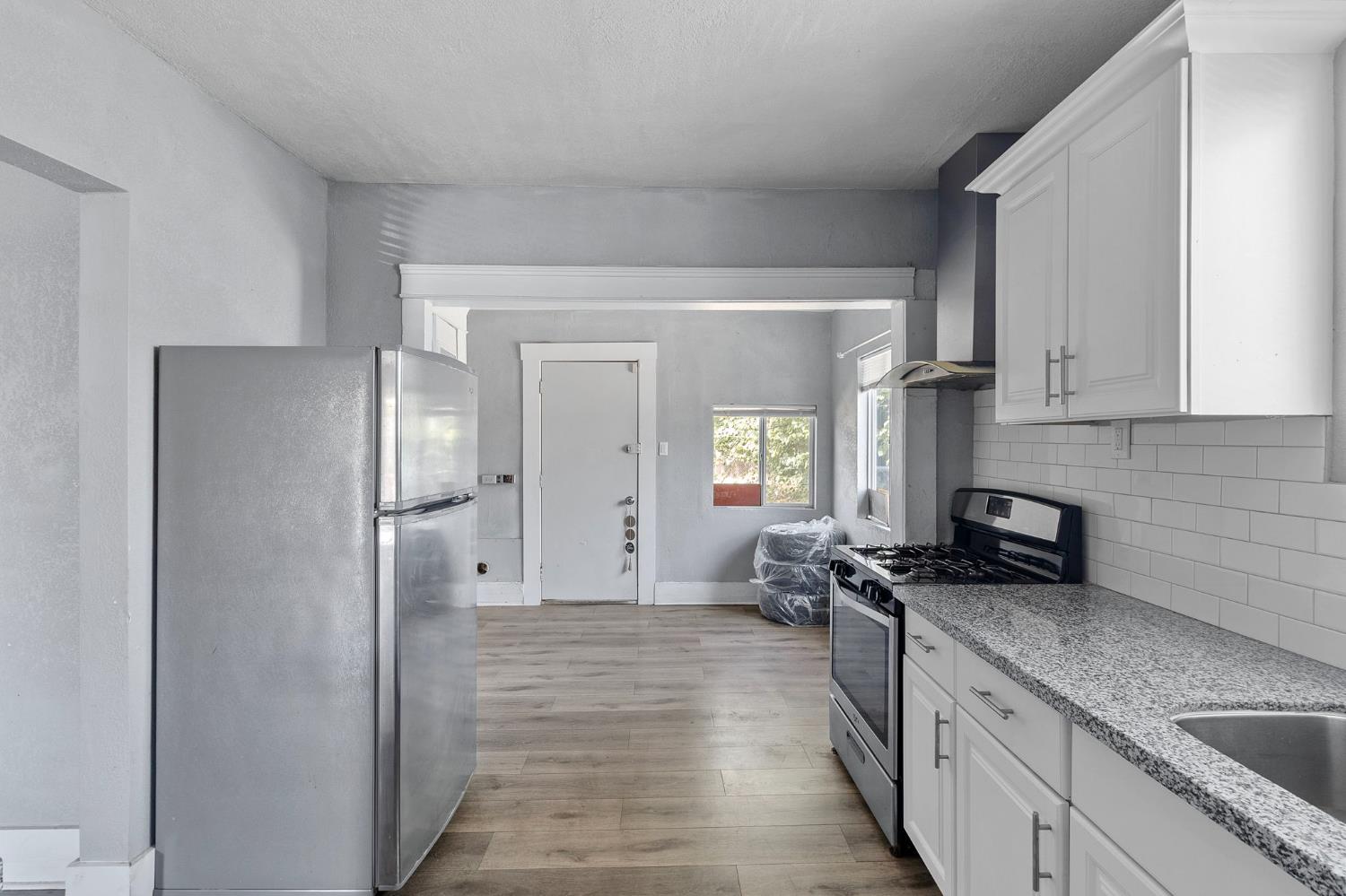 1211 E Clinton Ave, Fresno, CA 93704