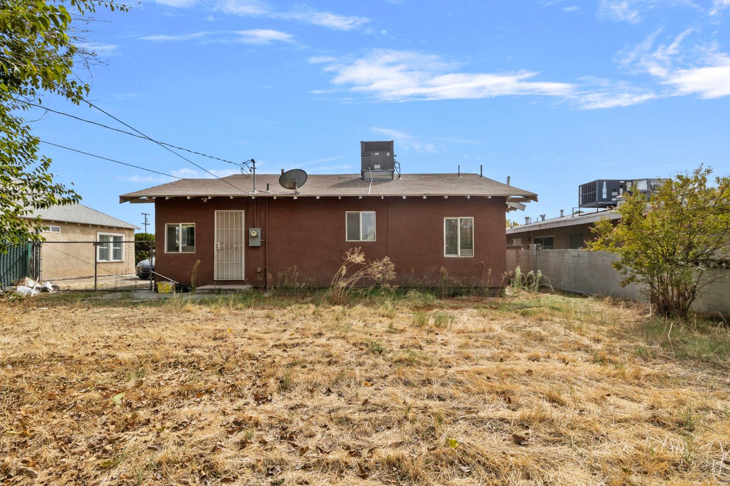 1211 E Clinton Ave, Fresno, CA 93704