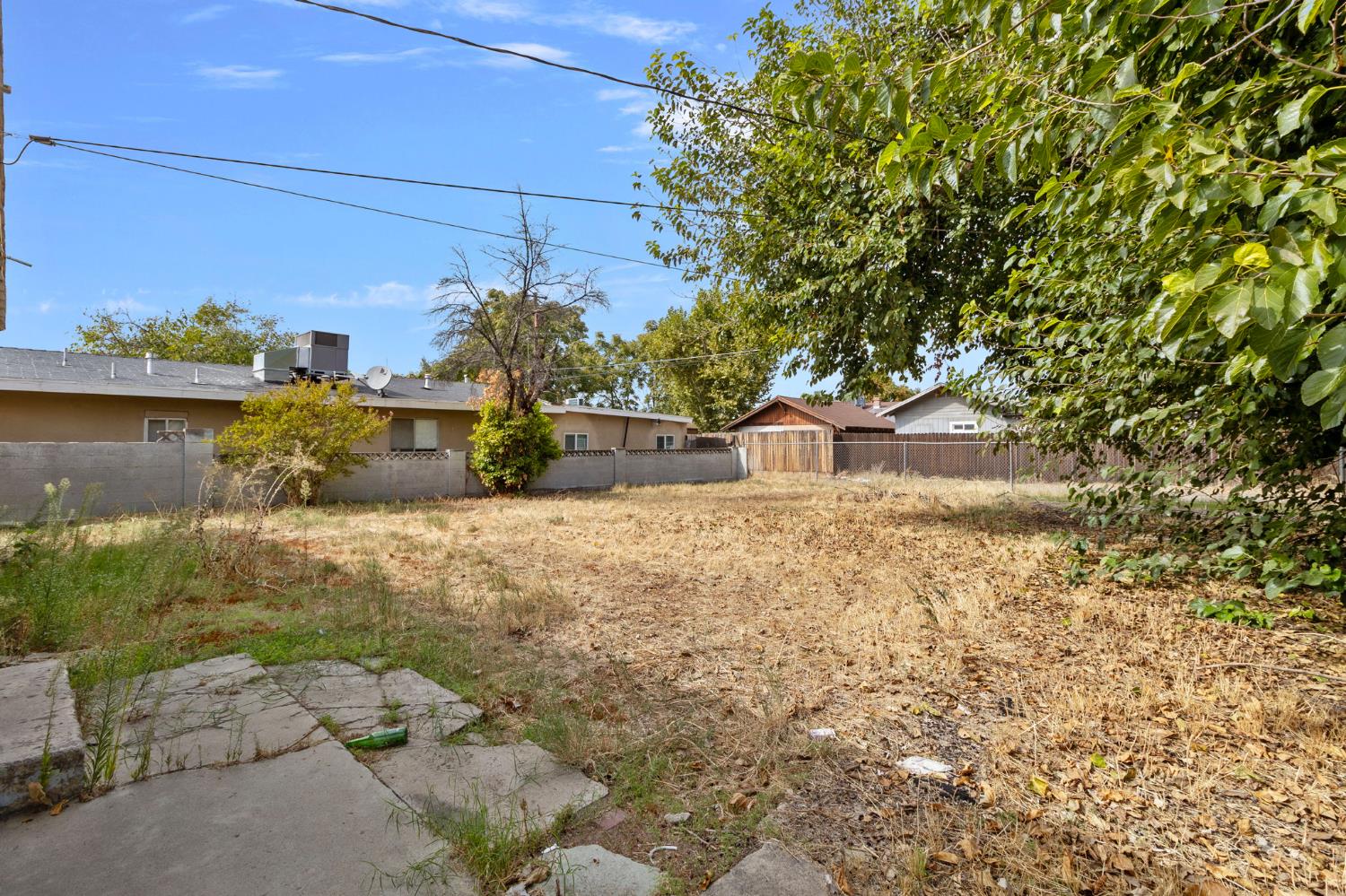 1211 E Clinton Ave, Fresno, CA 93704
