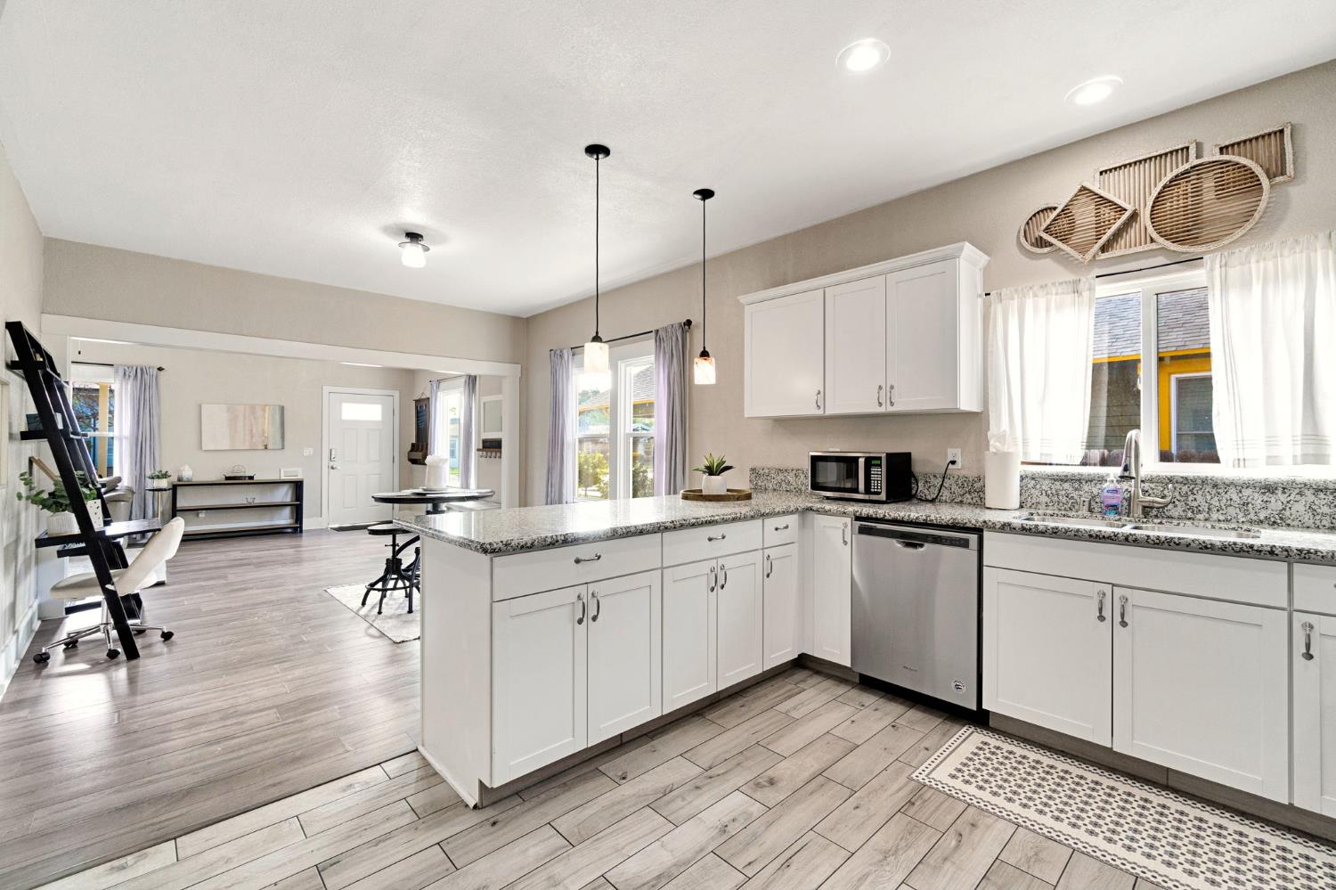 1355 N Roosevelt Ave, Fresno, CA 93728