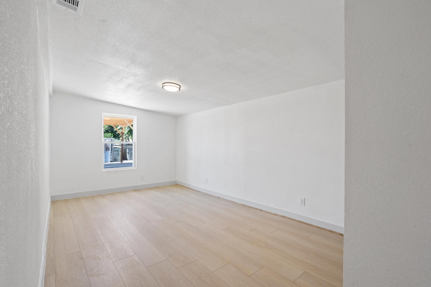 1554 W Thomas Ave, Fresno, CA 93728