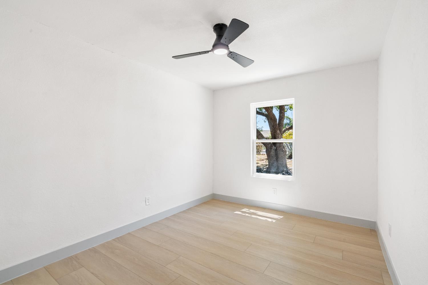 1554 W Thomas Ave, Fresno, CA 93728