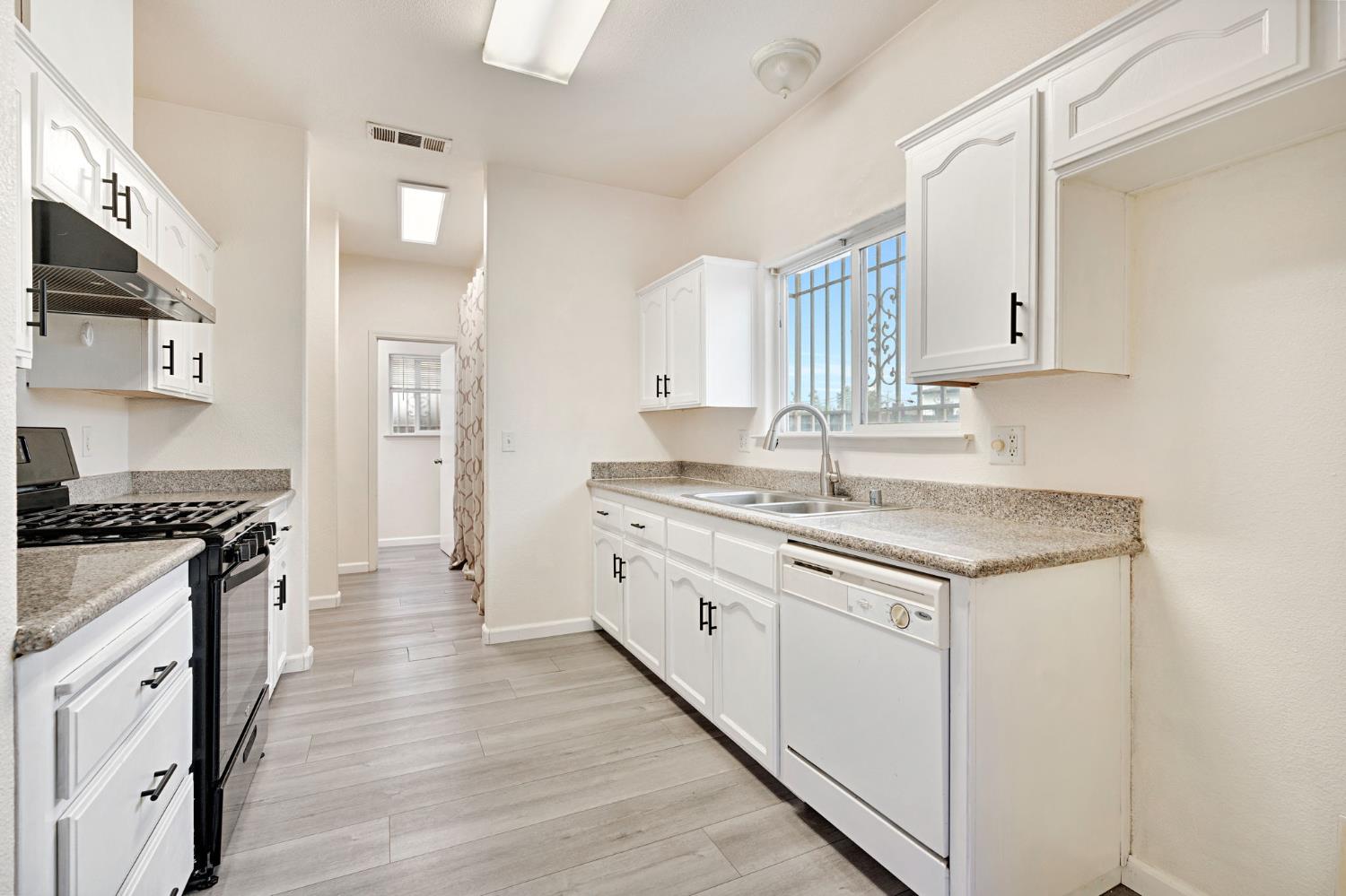 2061 S 7Th St, Fresno, CA 93702