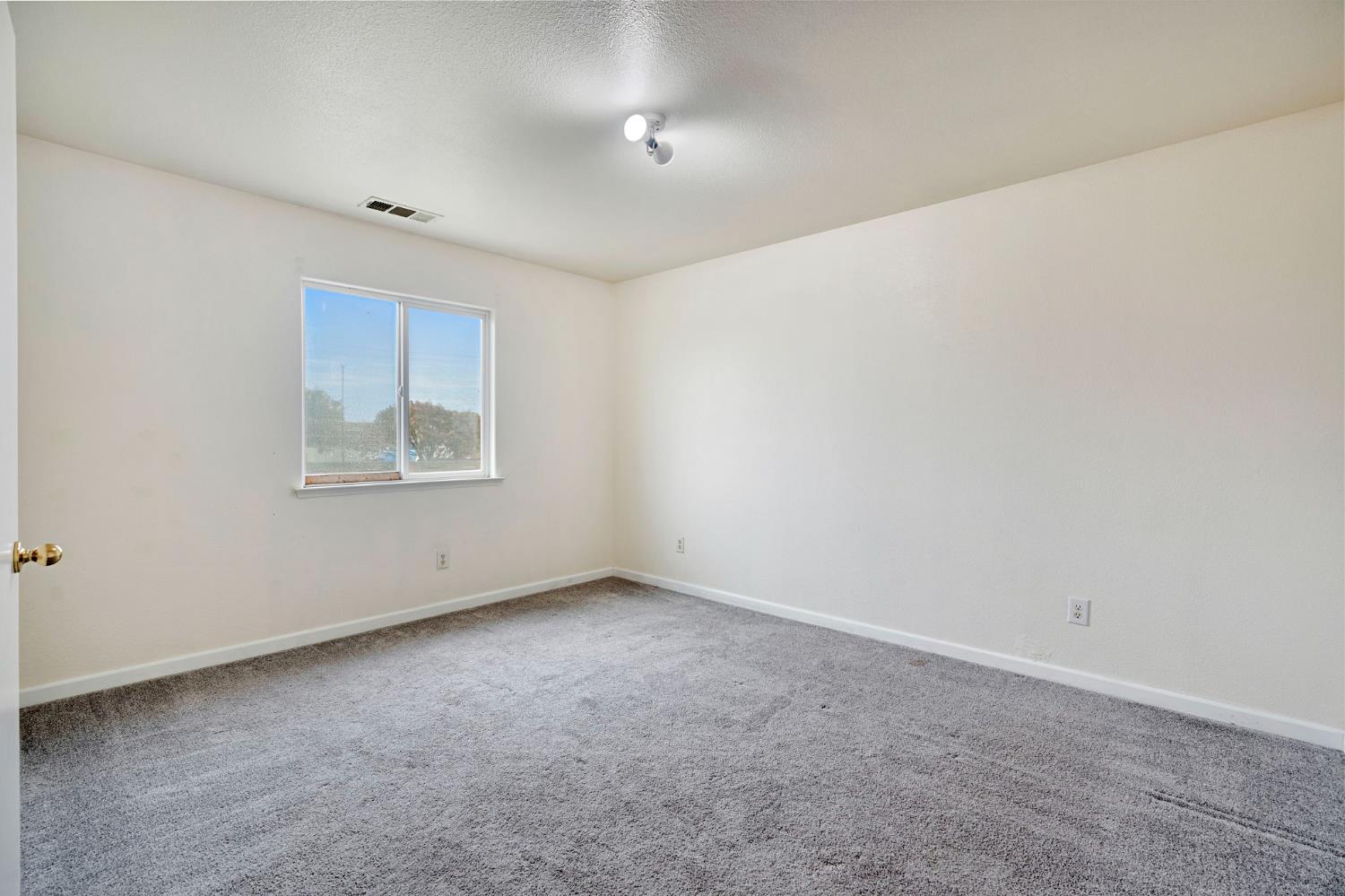 2061 S 7Th St, Fresno, CA 93702