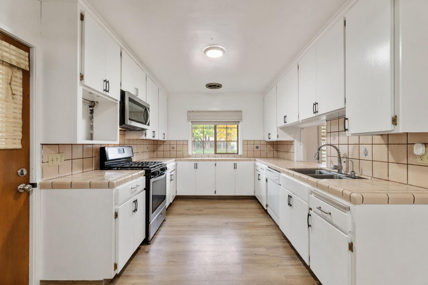 935 S Park Circle Dr, Fresno, CA 93727