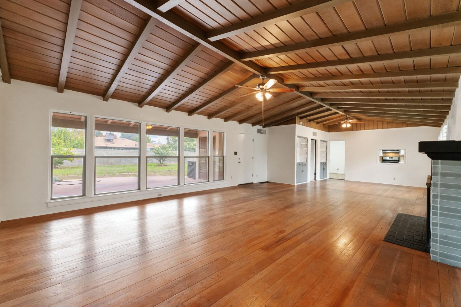 935 S Park Circle Dr, Fresno, CA 93727