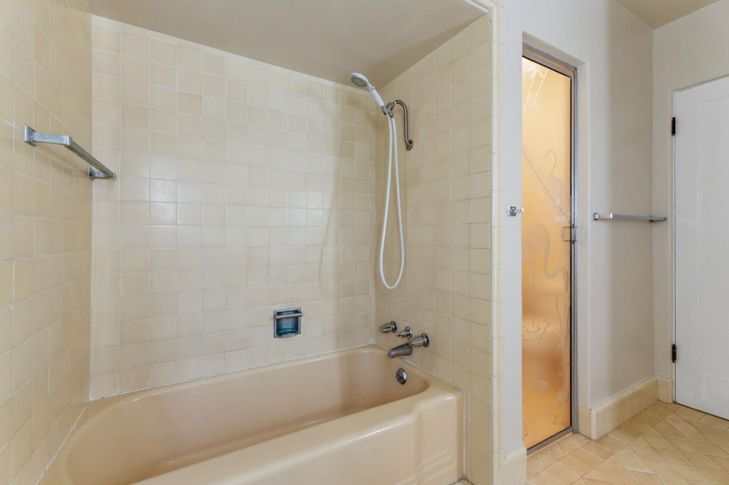 935 S Park Circle Dr, Fresno, CA 93727