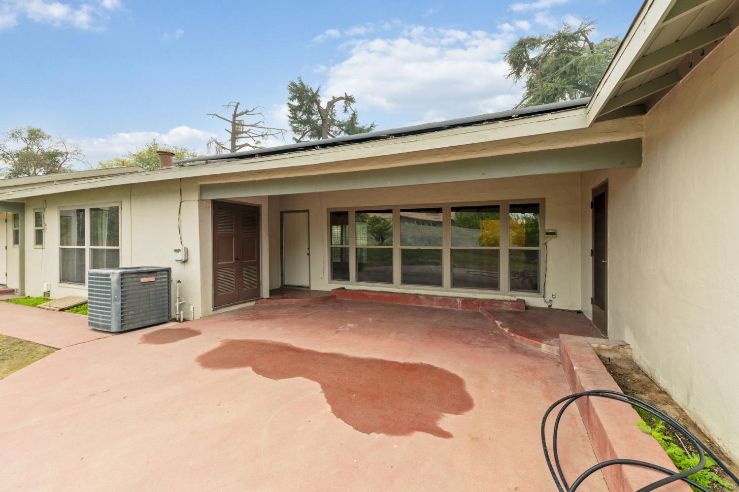 935 S Park Circle Dr, Fresno, CA 93727