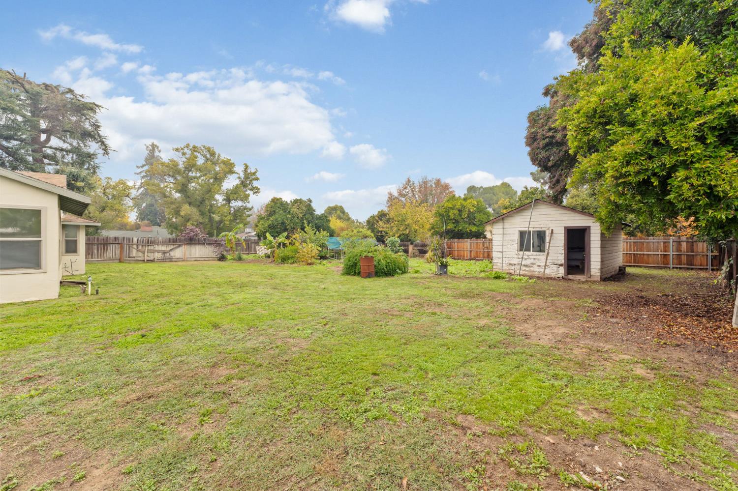 935 S Park Circle Dr, Fresno, CA 93727