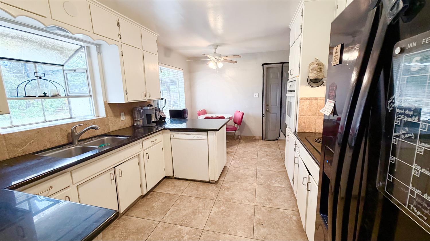 1328 Loftus Ln, Fresno, CA 93710