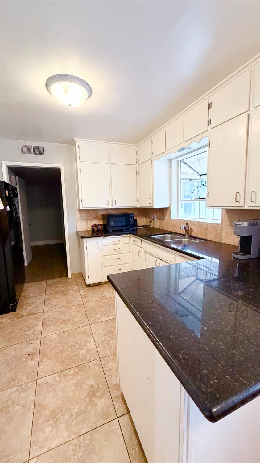 1328 Loftus Ln, Fresno, CA 93710