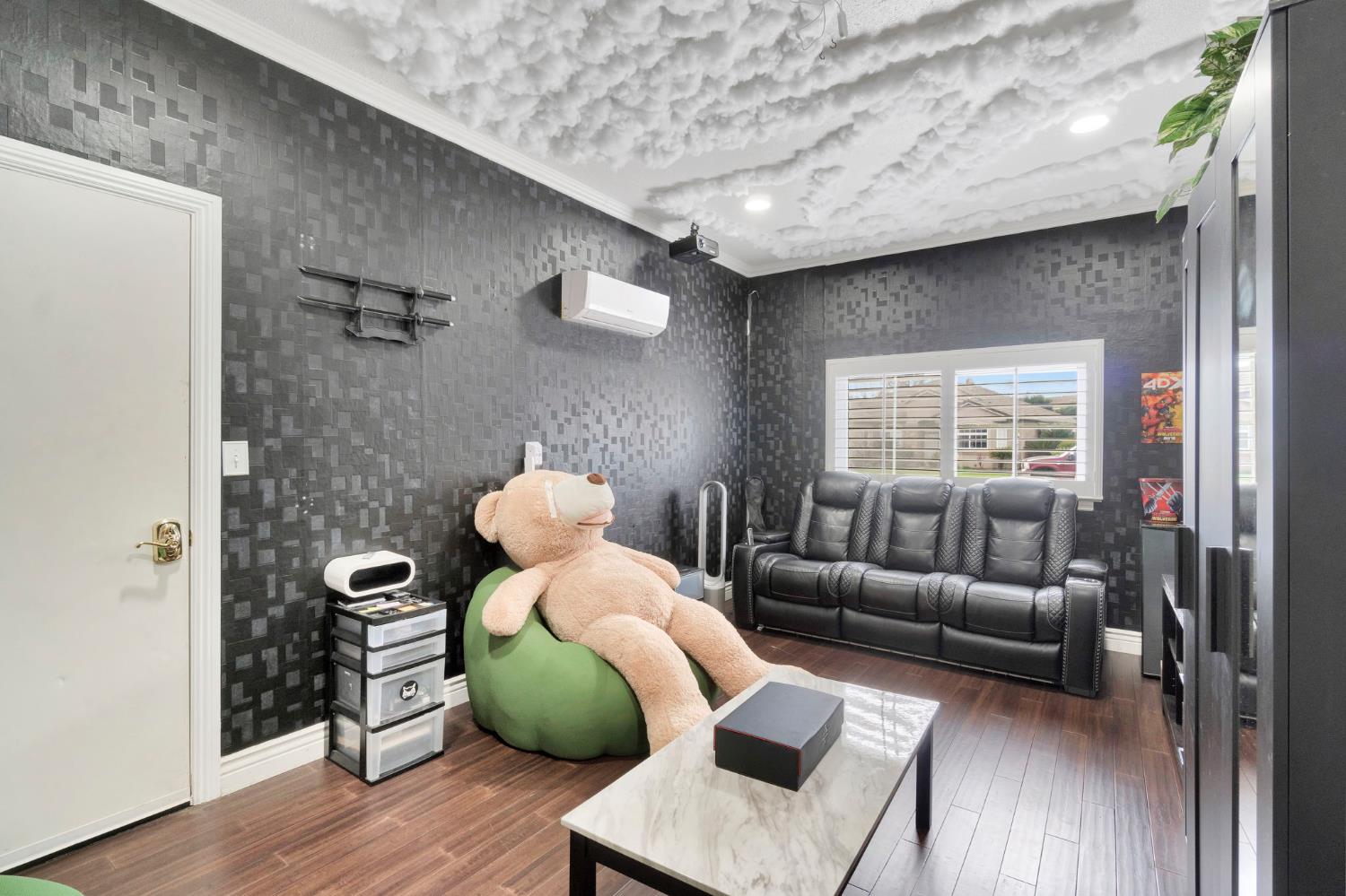 2524 E Granada Ave, Fresno, CA 93720