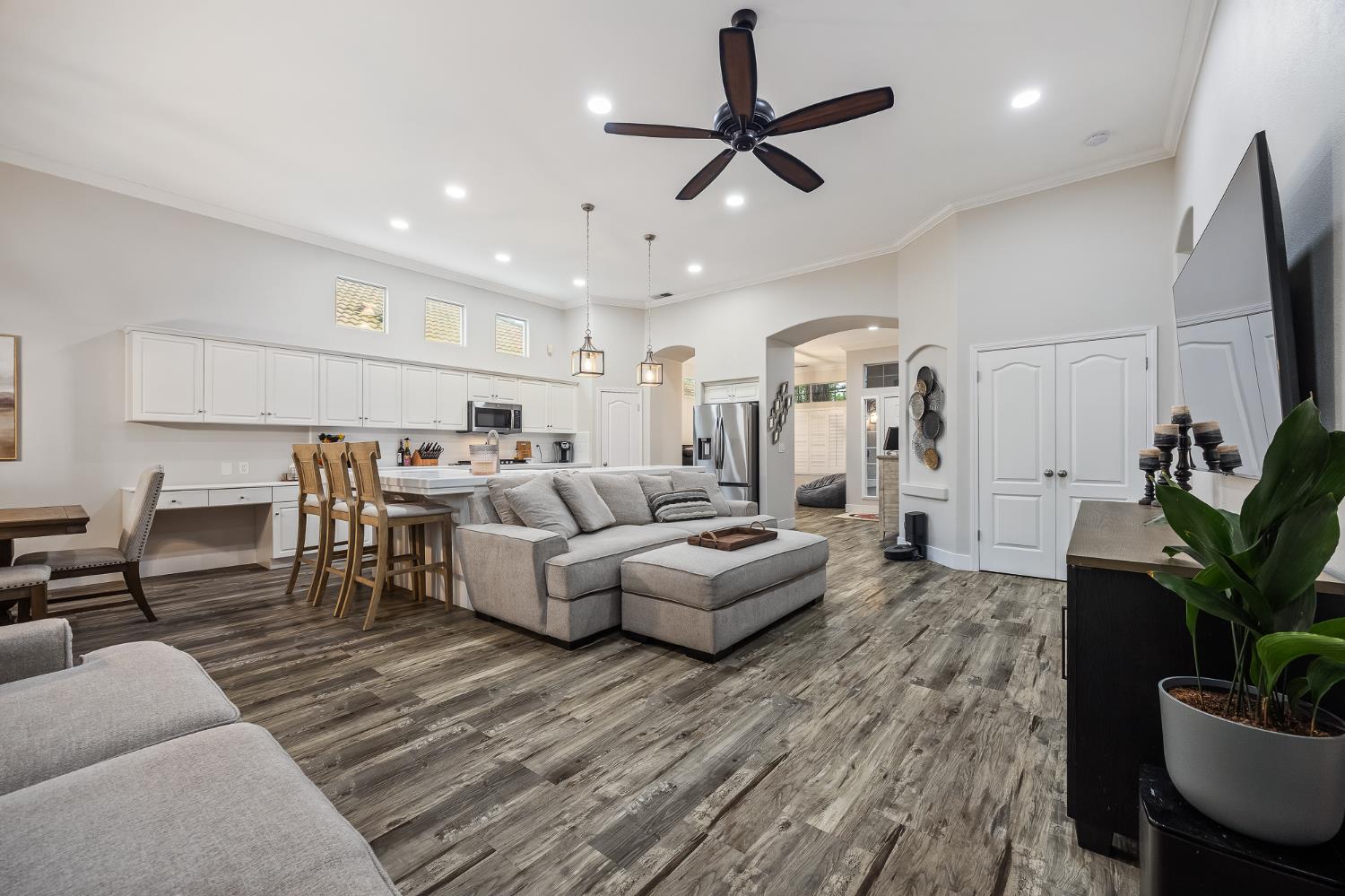 6168 N Stockdale Dr, Fresno, CA 93722