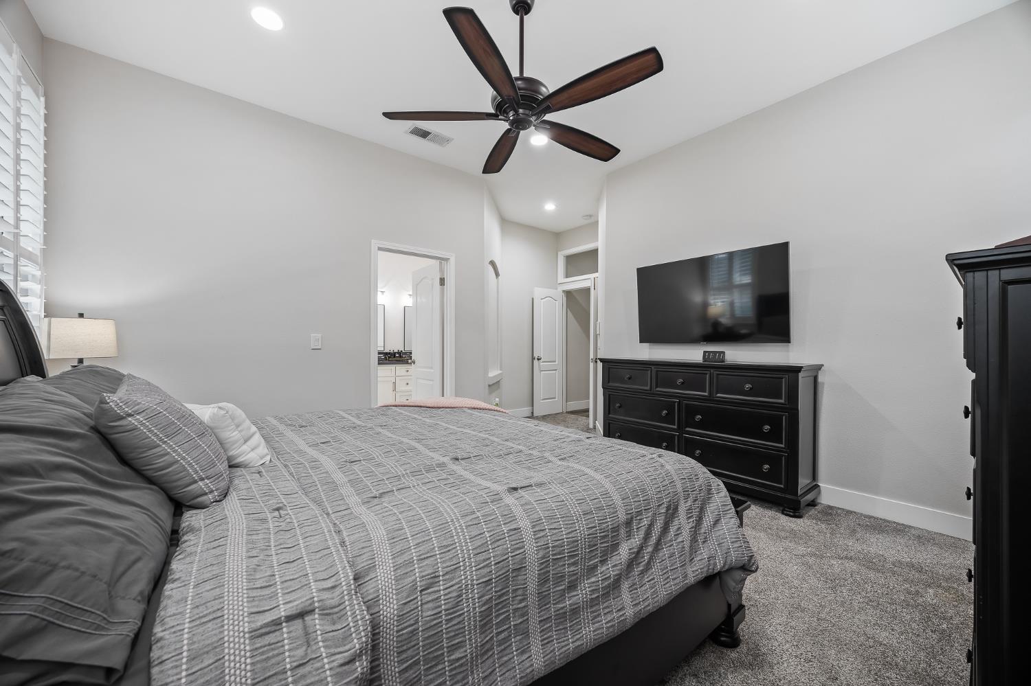 6168 N Stockdale Dr, Fresno, CA 93722