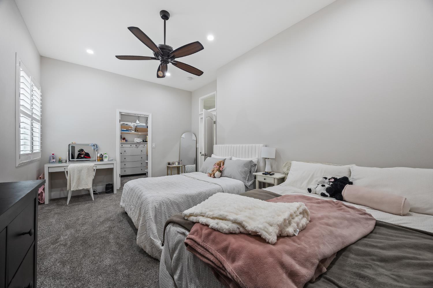 6168 N Stockdale Dr, Fresno, CA 93722