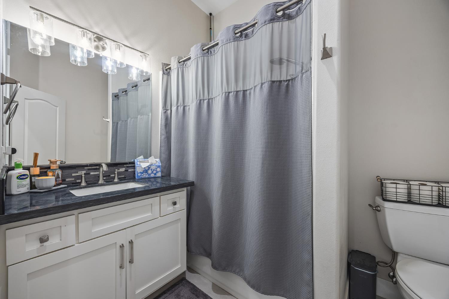 6168 N Stockdale Dr, Fresno, CA 93722