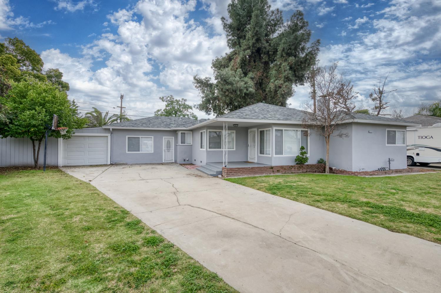 3938 E Michigan Ave, Fresno, CA 93703