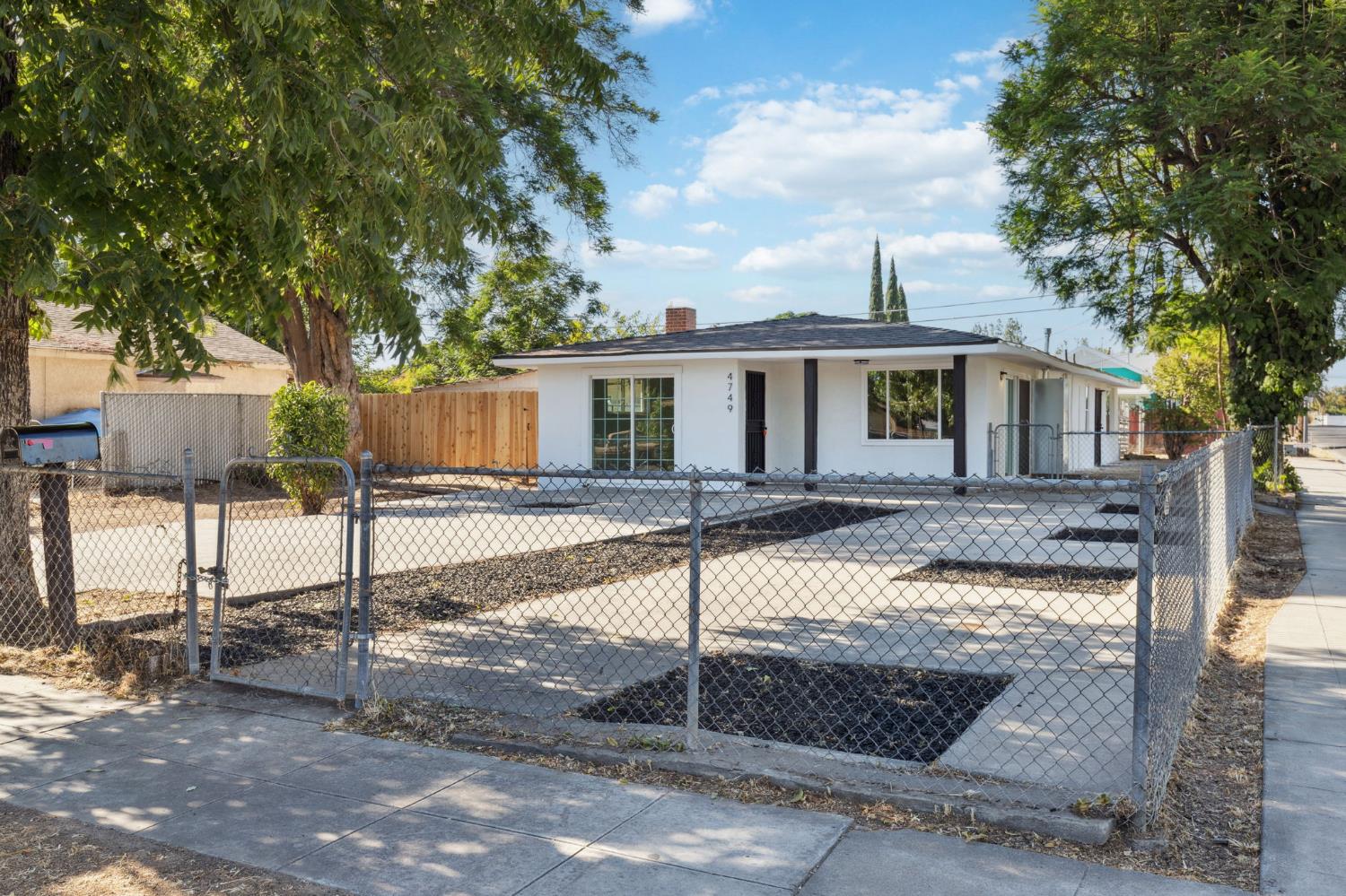 4749 E Montecito Ave, Fresno, CA 93702