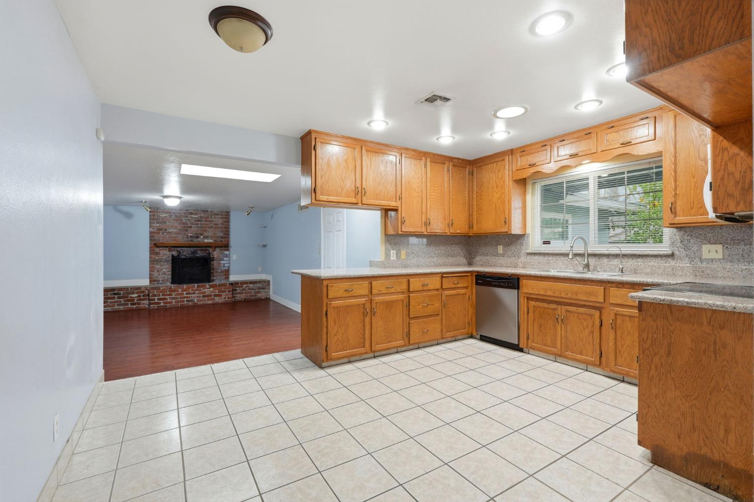 2826 E Hampton Way, Fresno, CA 93726