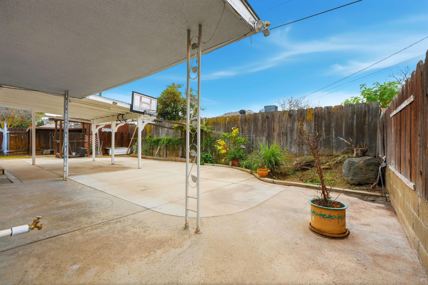 2826 E Hampton Way, Fresno, CA 93726