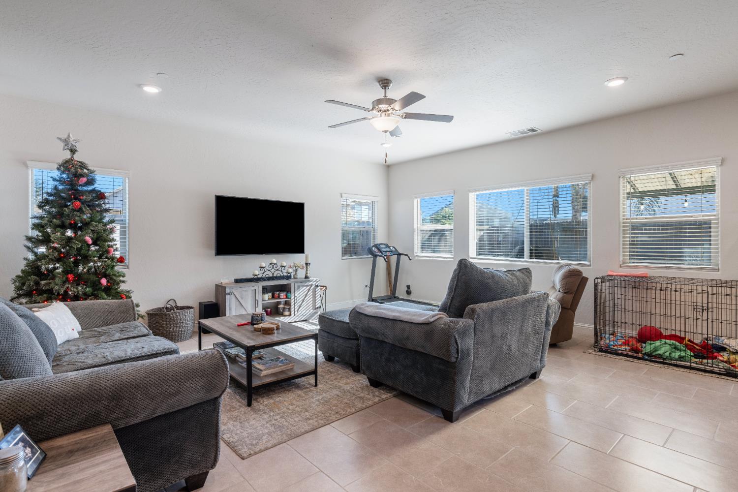 5265 W Lamona Ave, Fresno, CA 93722