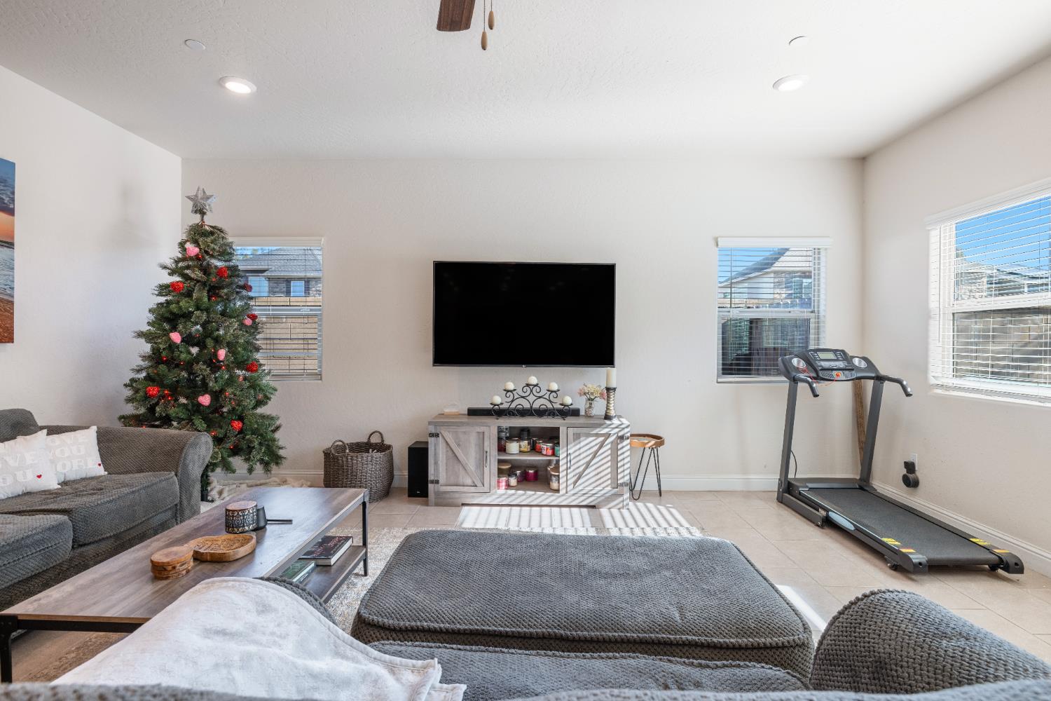 5265 W Lamona Ave, Fresno, CA 93722