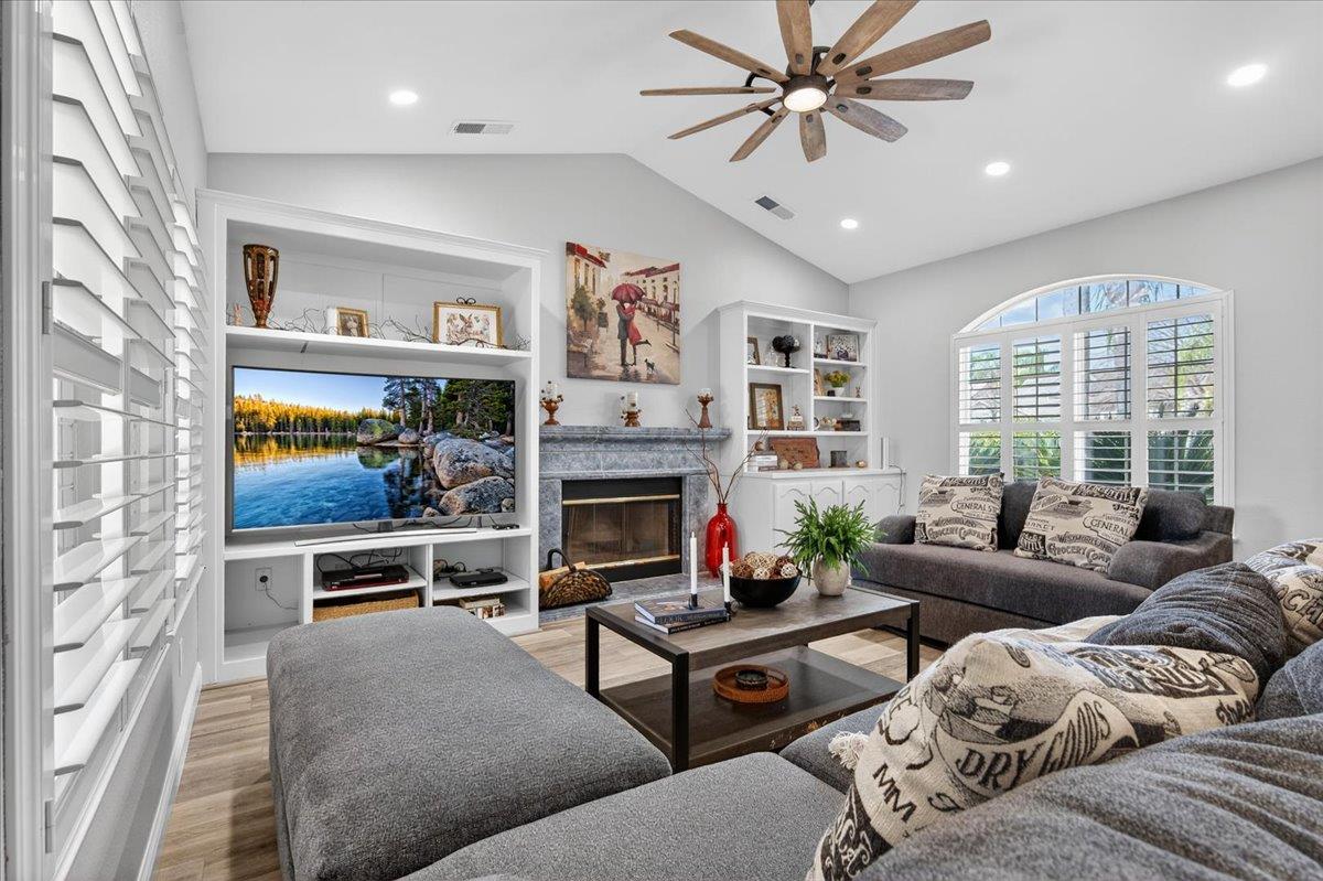 2885 E Ryan Ln, Fresno, CA 93720