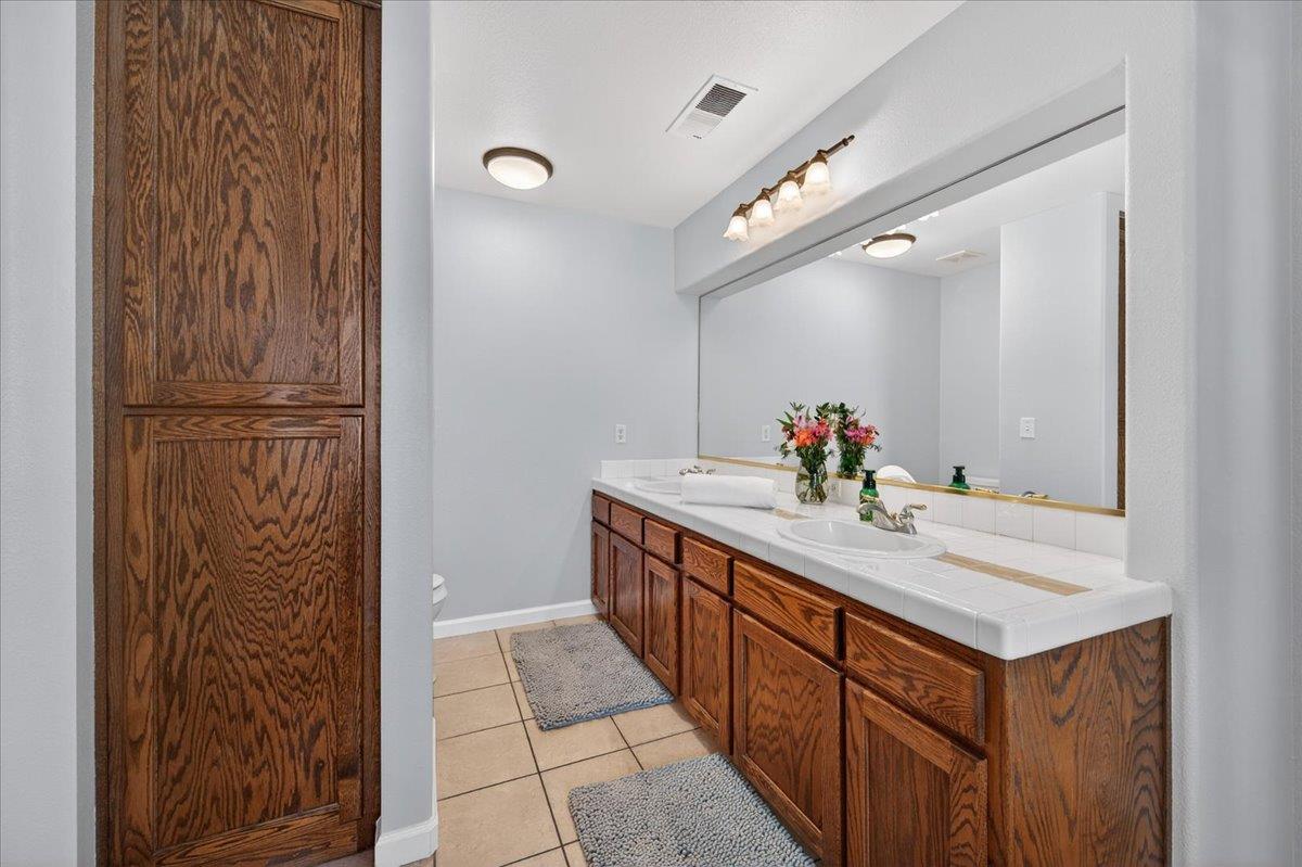 2885 E Ryan Ln, Fresno, CA 93720