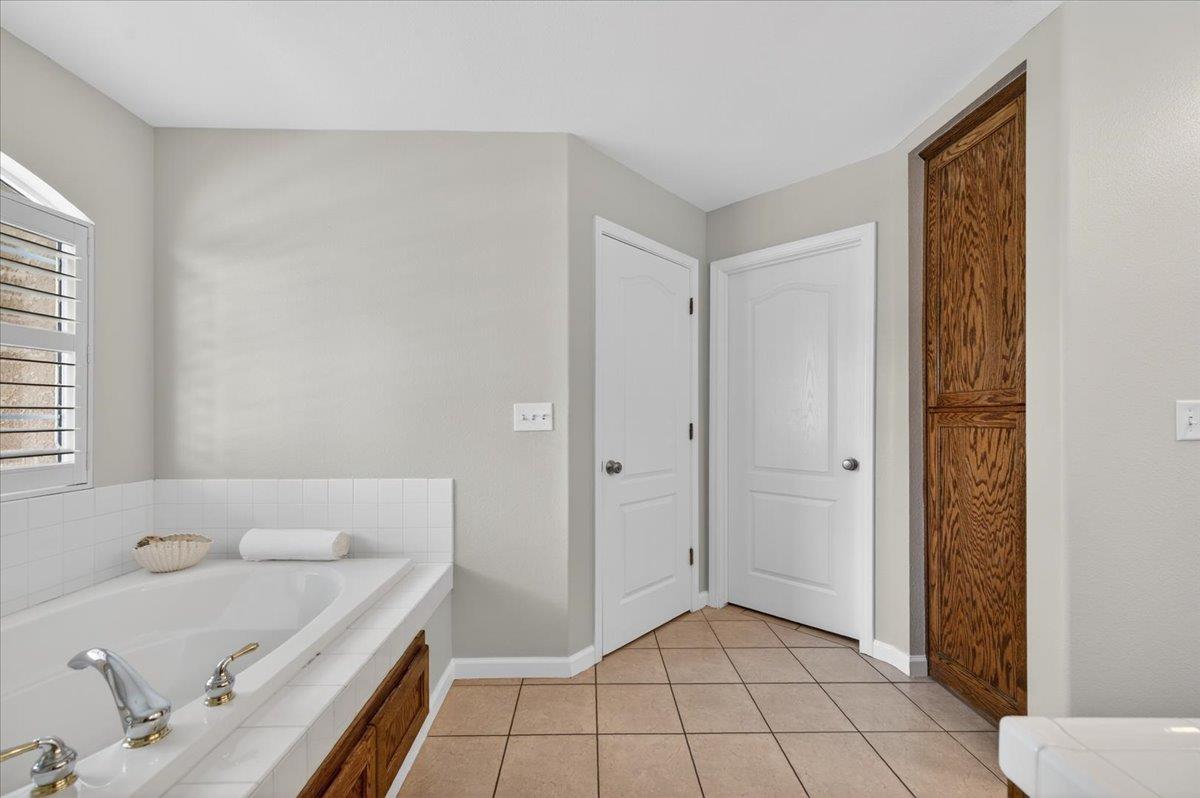 2885 E Ryan Ln, Fresno, CA 93720