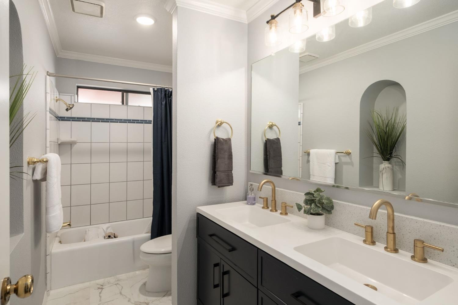 1554 E Omaha Ave, Fresno, CA 93720