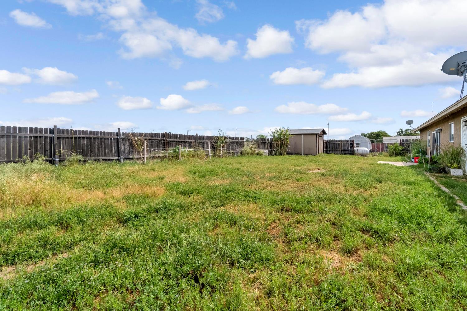 94 N Locan Ave, Fresno, CA 93737