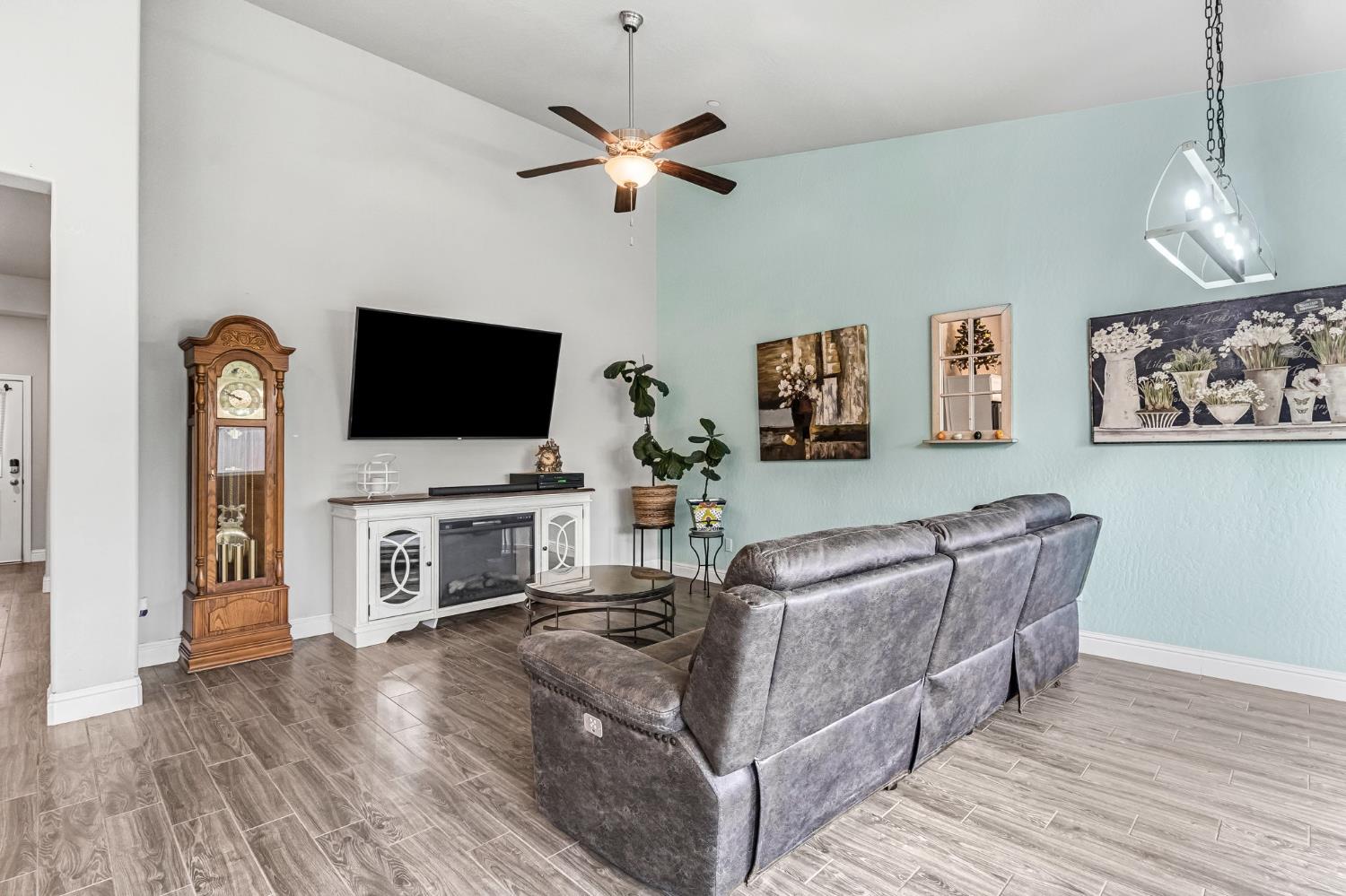 6239 E Fedora Ave, Fresno, CA 93727