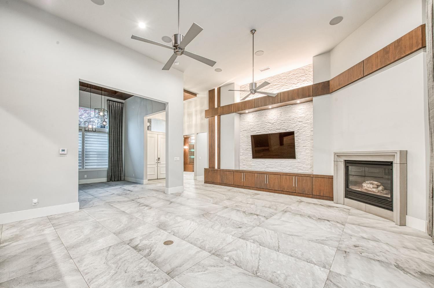 1553 E Golden Valley Way, Fresno, CA 93730