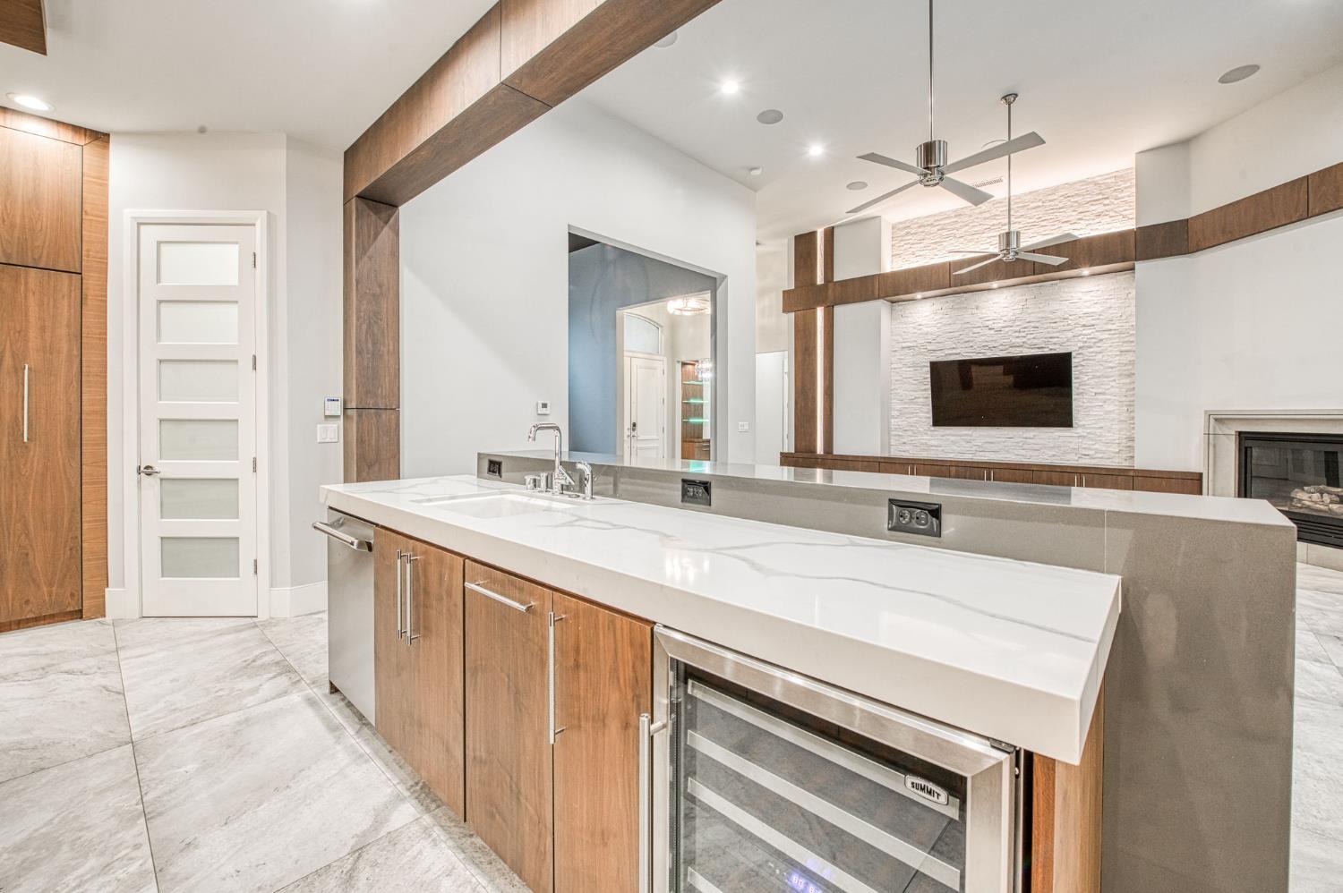 1553 E Golden Valley Way, Fresno, CA 93730