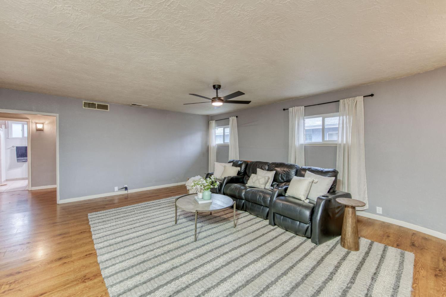 824 W Clinton Ave, Fresno, CA 93705