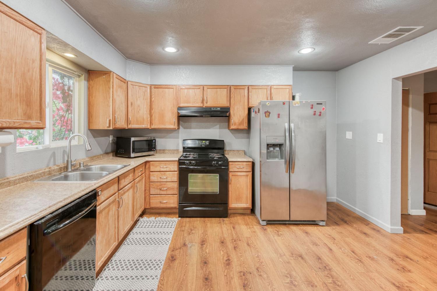 824 W Clinton Ave, Fresno, CA 93705