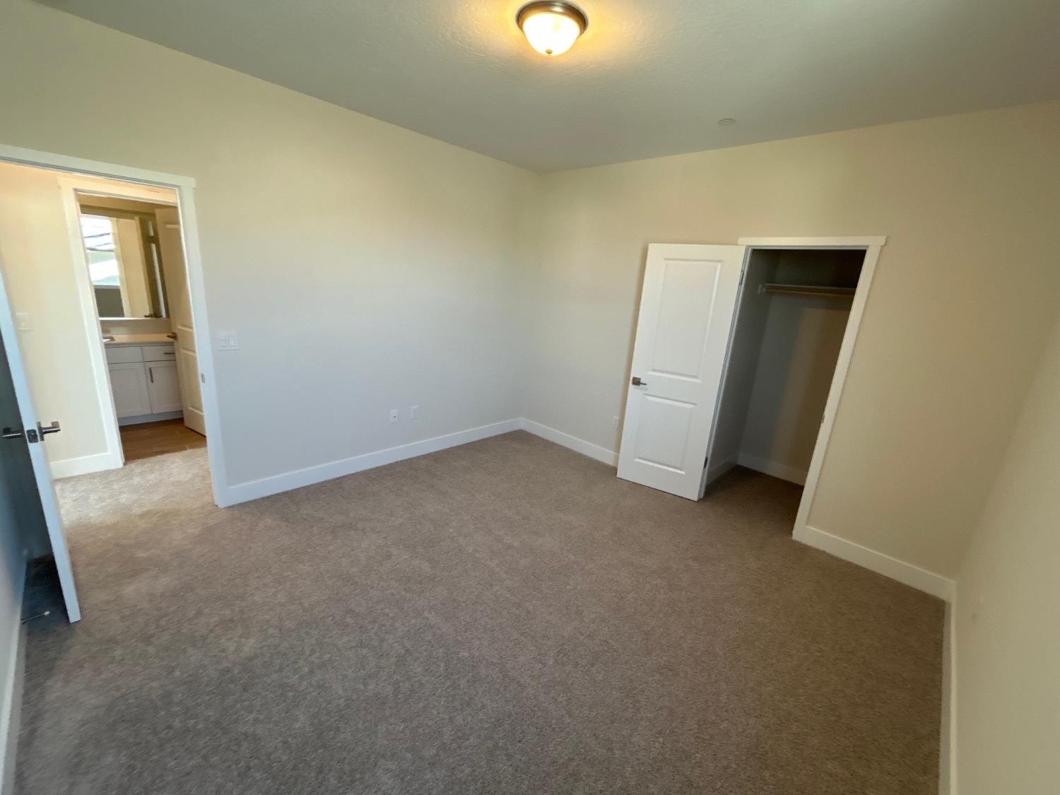 2822 E Corteza Dr, Fresno, CA 93730