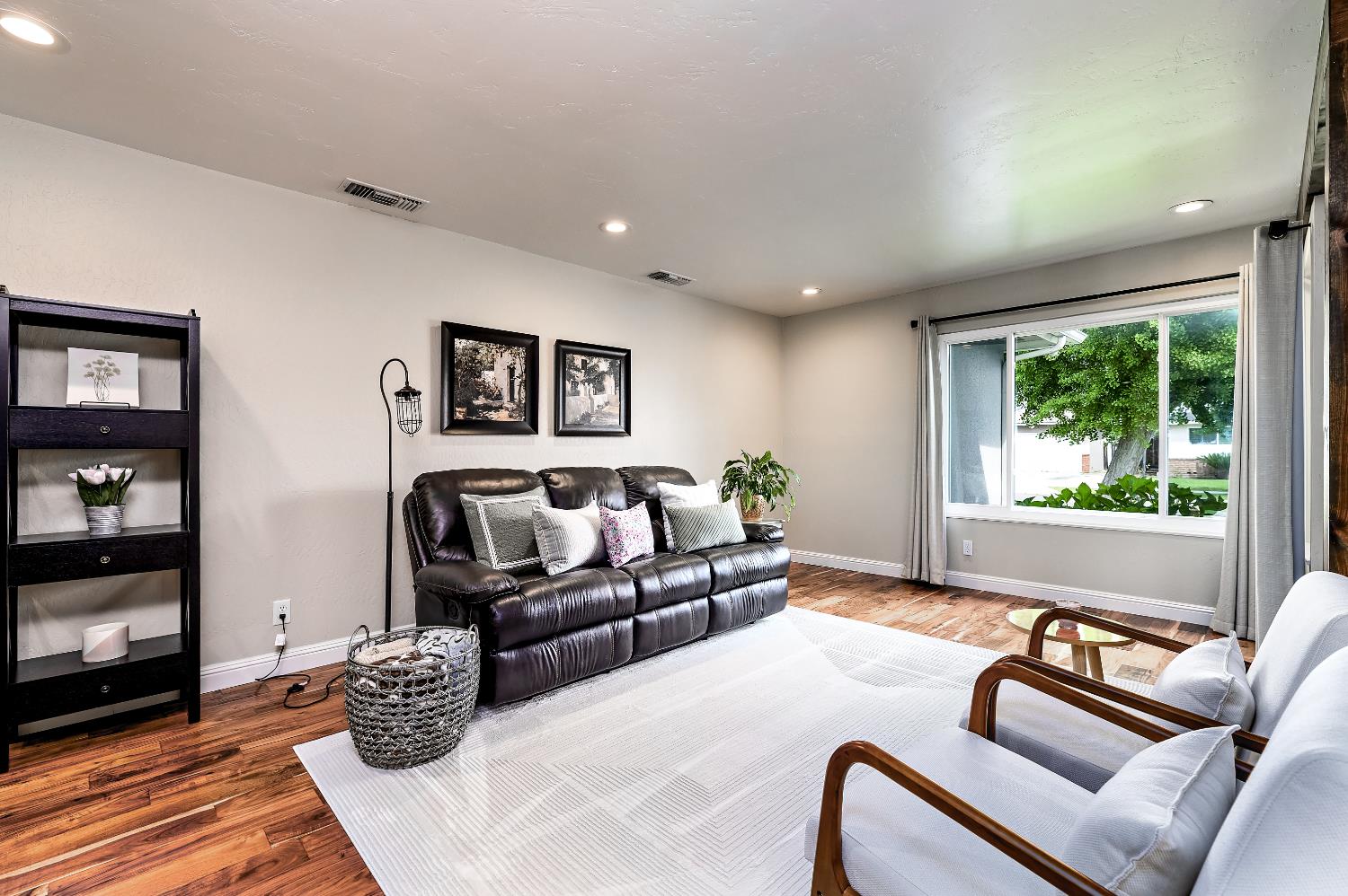 1461 E Vartikian Ave, Fresno, CA 93710