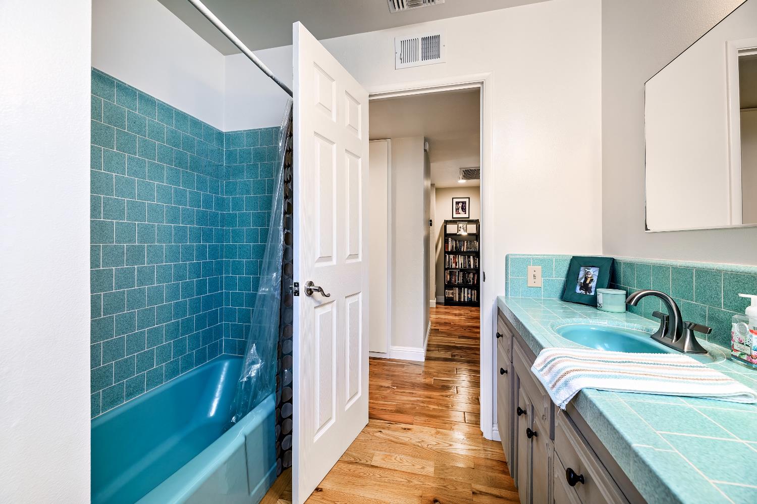 1461 E Vartikian Ave, Fresno, CA 93710