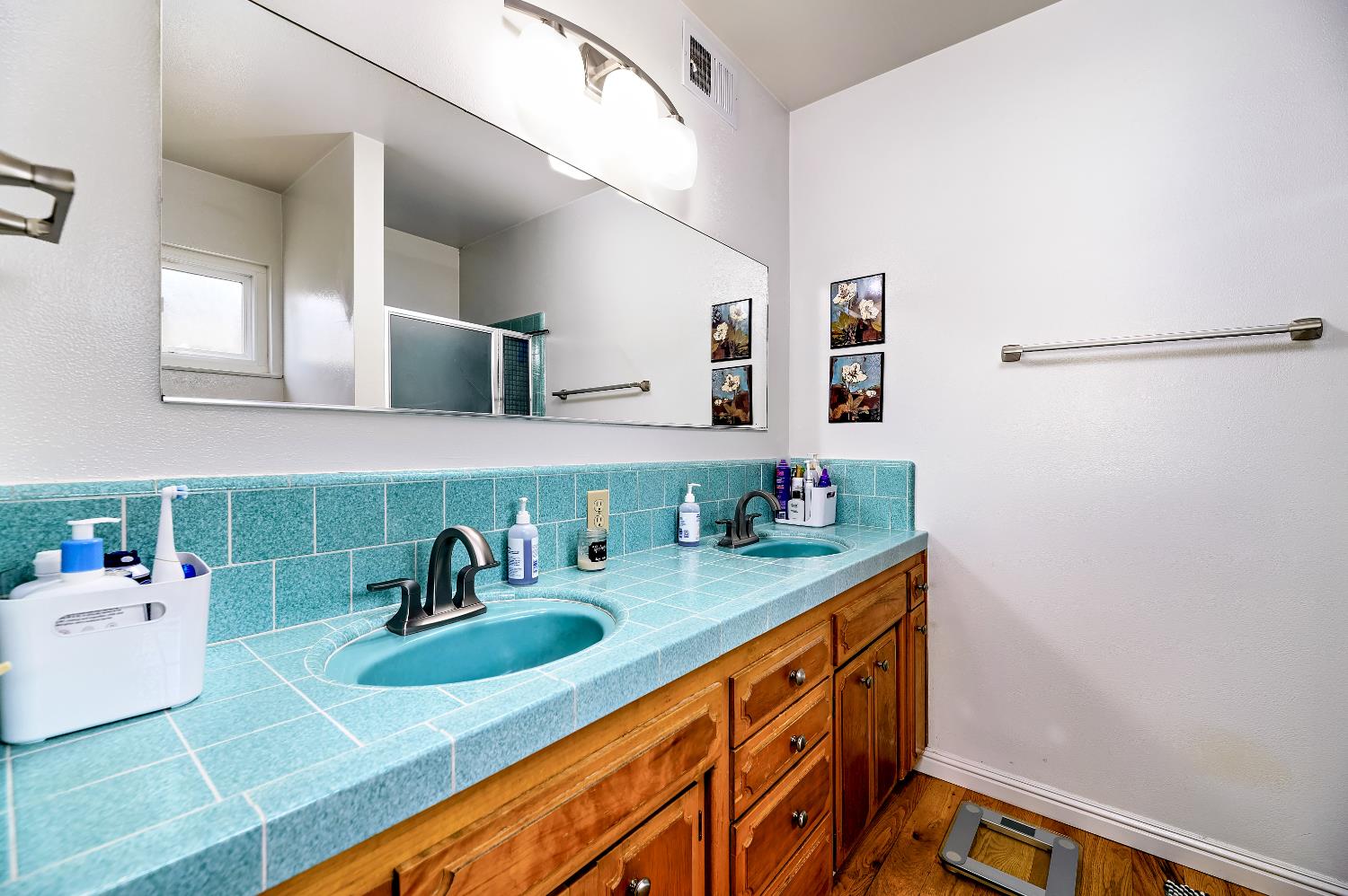 1461 E Vartikian Ave, Fresno, CA 93710