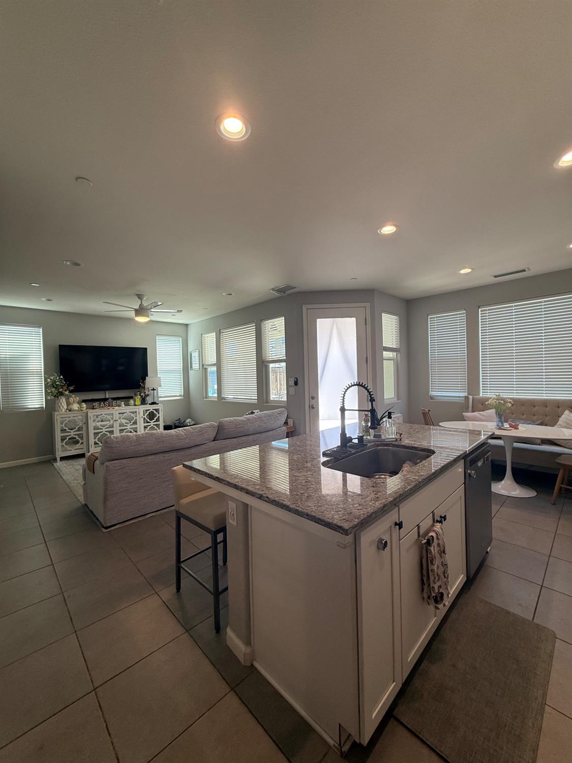 6347 N Alta Vista Ln, Fresno, CA 93722