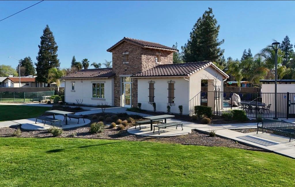 6347 N Alta Vista Ln, Fresno, CA 93722