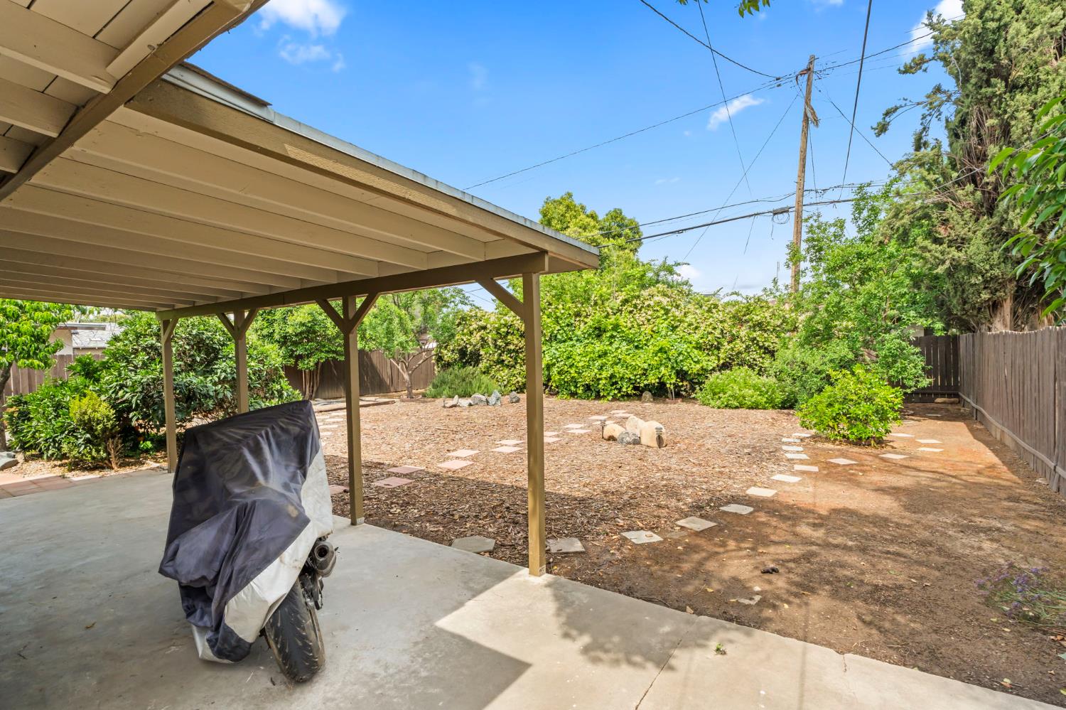 1203 E Simpson Ave, Fresno, CA 93704