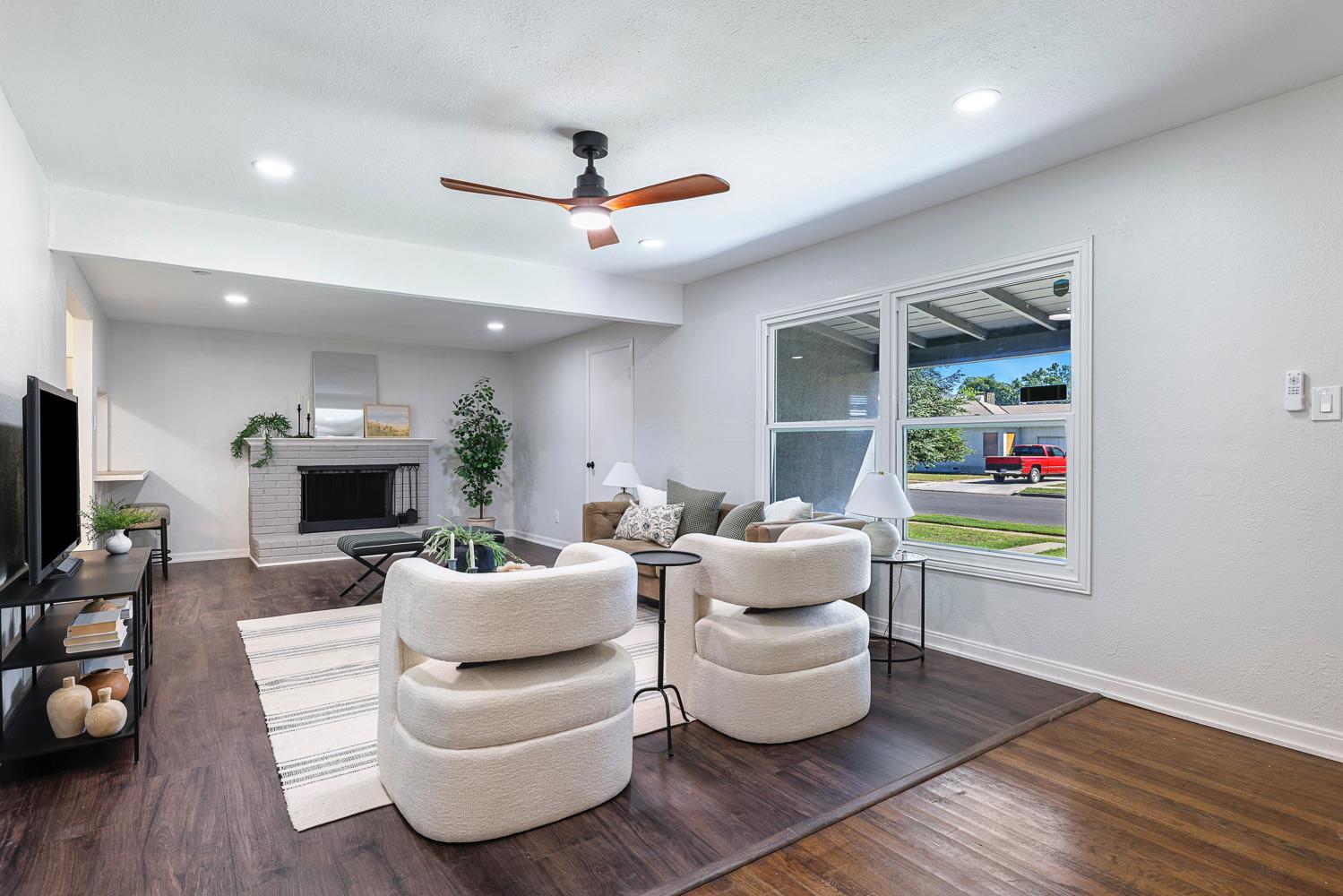 913 E Garland Ave, Fresno, CA 93704