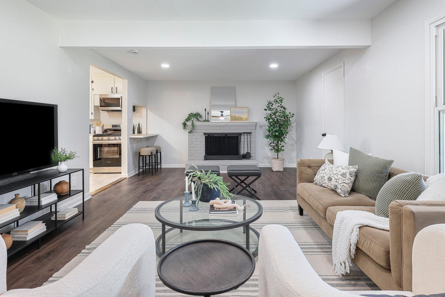 913 E Garland Ave, Fresno, CA 93704