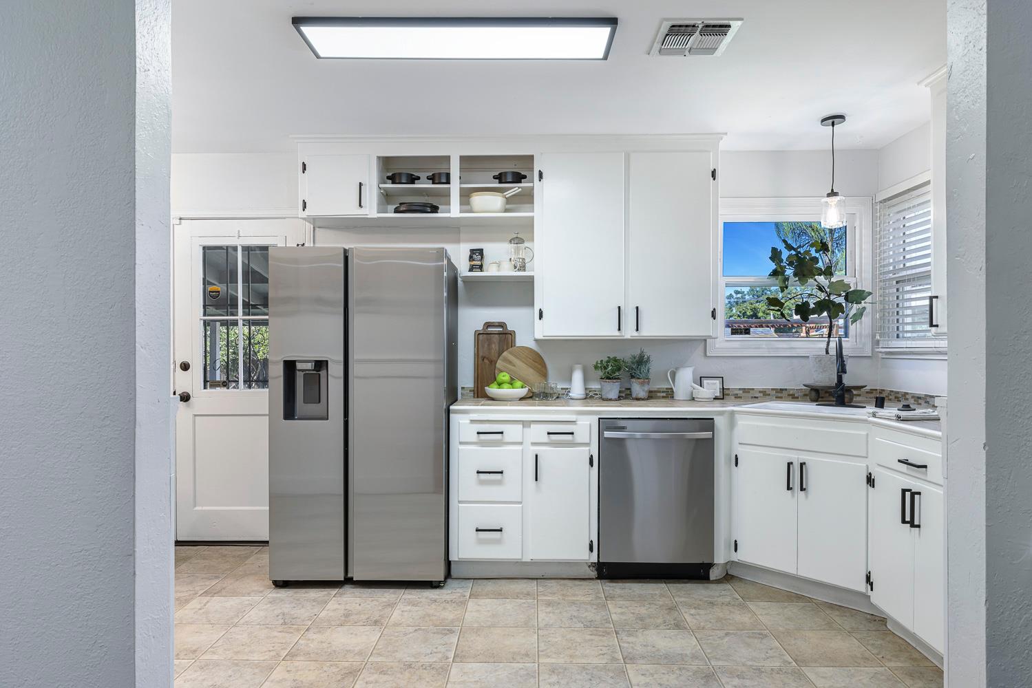 913 E Garland Ave, Fresno, CA 93704