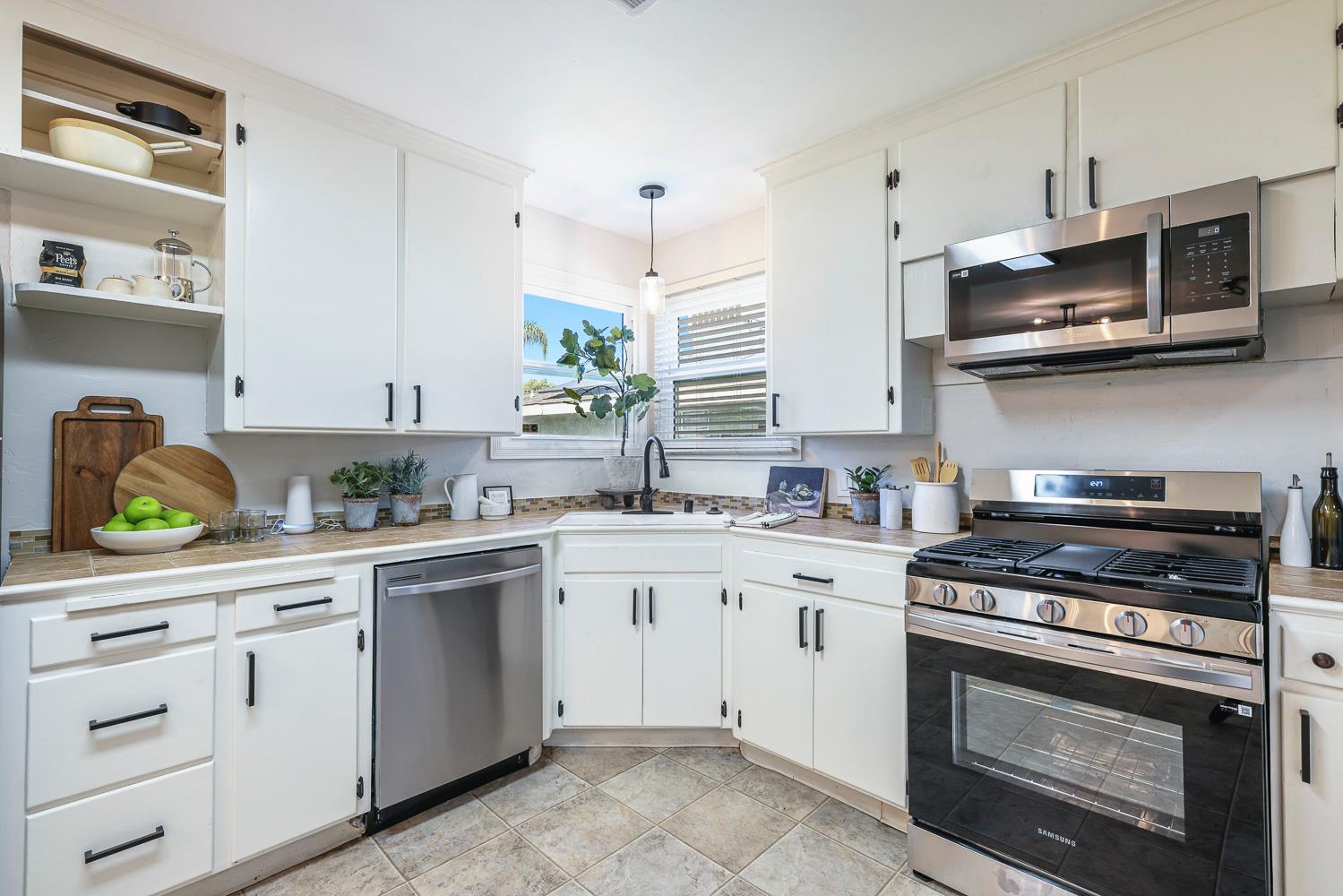 913 E Garland Ave, Fresno, CA 93704